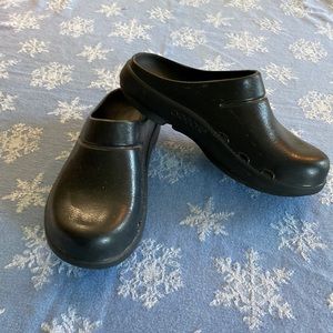 MEN'S / WOMEN'S CLOG - BLACK Sz M6 - W8 EU 39